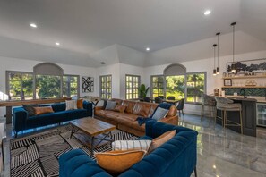 Smart TV, fireplace, video games, table football - Helix castle Luxury Getaway | Game Room | Hot Tubs (La Mesa)
