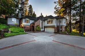 Exterior - Helix castle Luxury Getaway | Game Room | Hot Tubs (La Mesa)