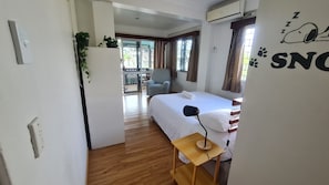 3 slaapkamers, een strijkplank/strijkijzer, gratis wifi, beddengoed