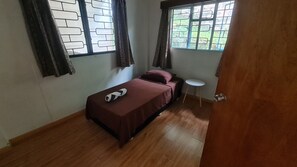 3 bedrooms, iron/ironing board, free WiFi, bed sheets