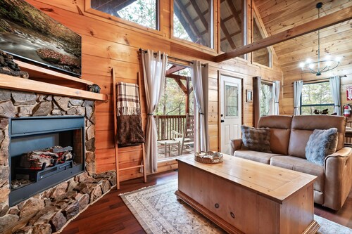 Dog Friendly Cabin - Close to Gatlinburg - Fire pit - Outdoor Movie Projector