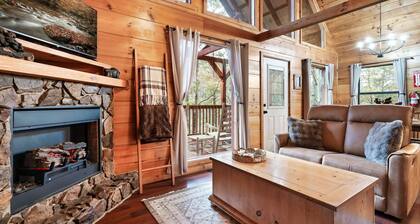 Dog Friendly Cabin - Close to Gatlinburg - Fire pit - Outdoor Movie Projector
