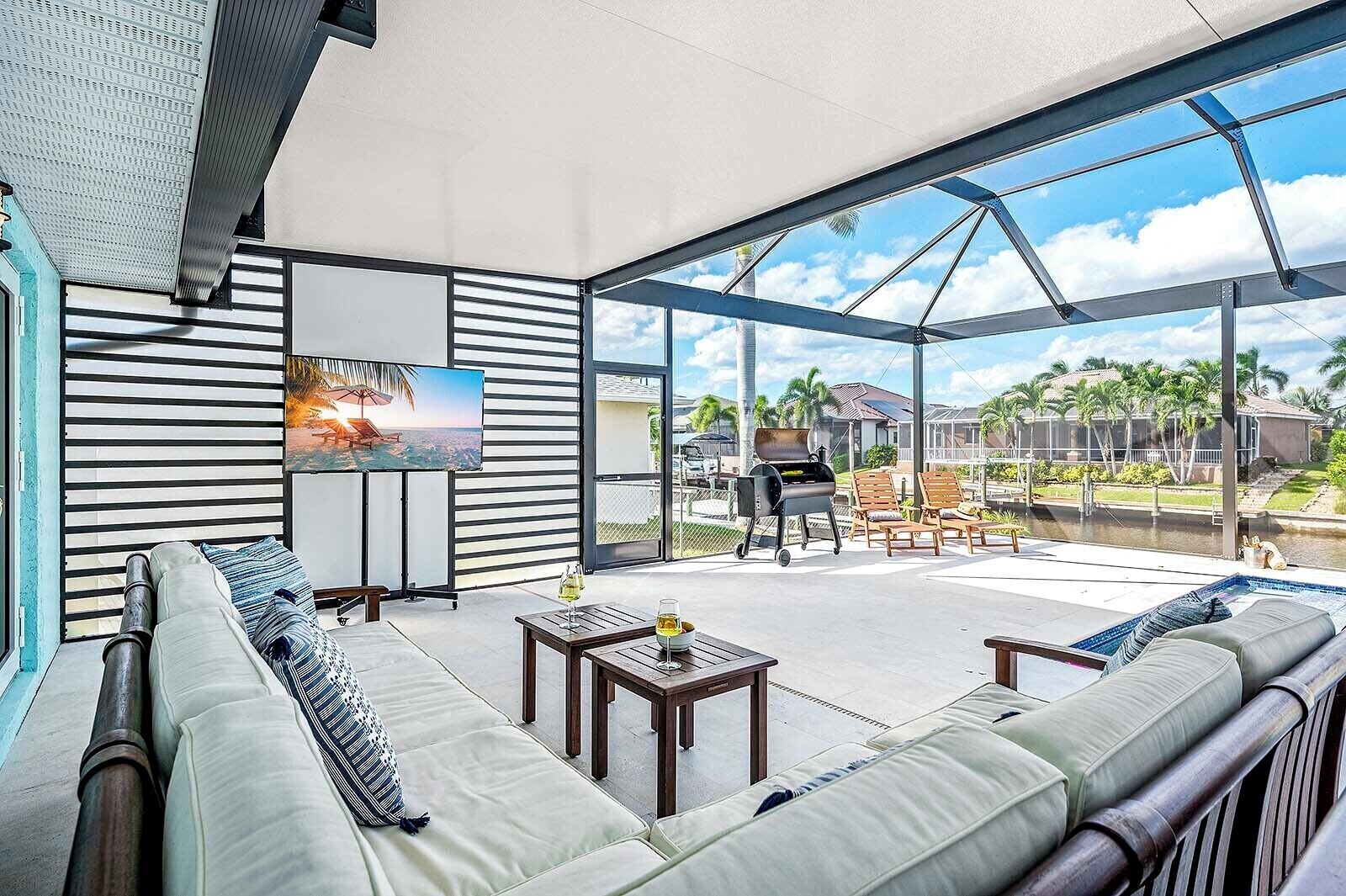 Älytelevisio, pöytätennispöytä, työhuone