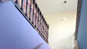 A staircase with wooden handrails and a purple wall. - Loft 103 Córdoba Downtown Parking (Córdoba)