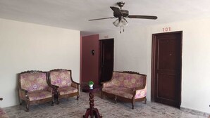 A room with two ornate sofas, a ceiling fan, and a door labeled '101'. - Loft 103 Córdoba Downtown Parking (Córdoba)
