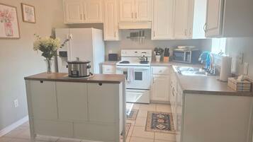 Mikrowelle, Ofen, Herdplatte, Geschirrspüler