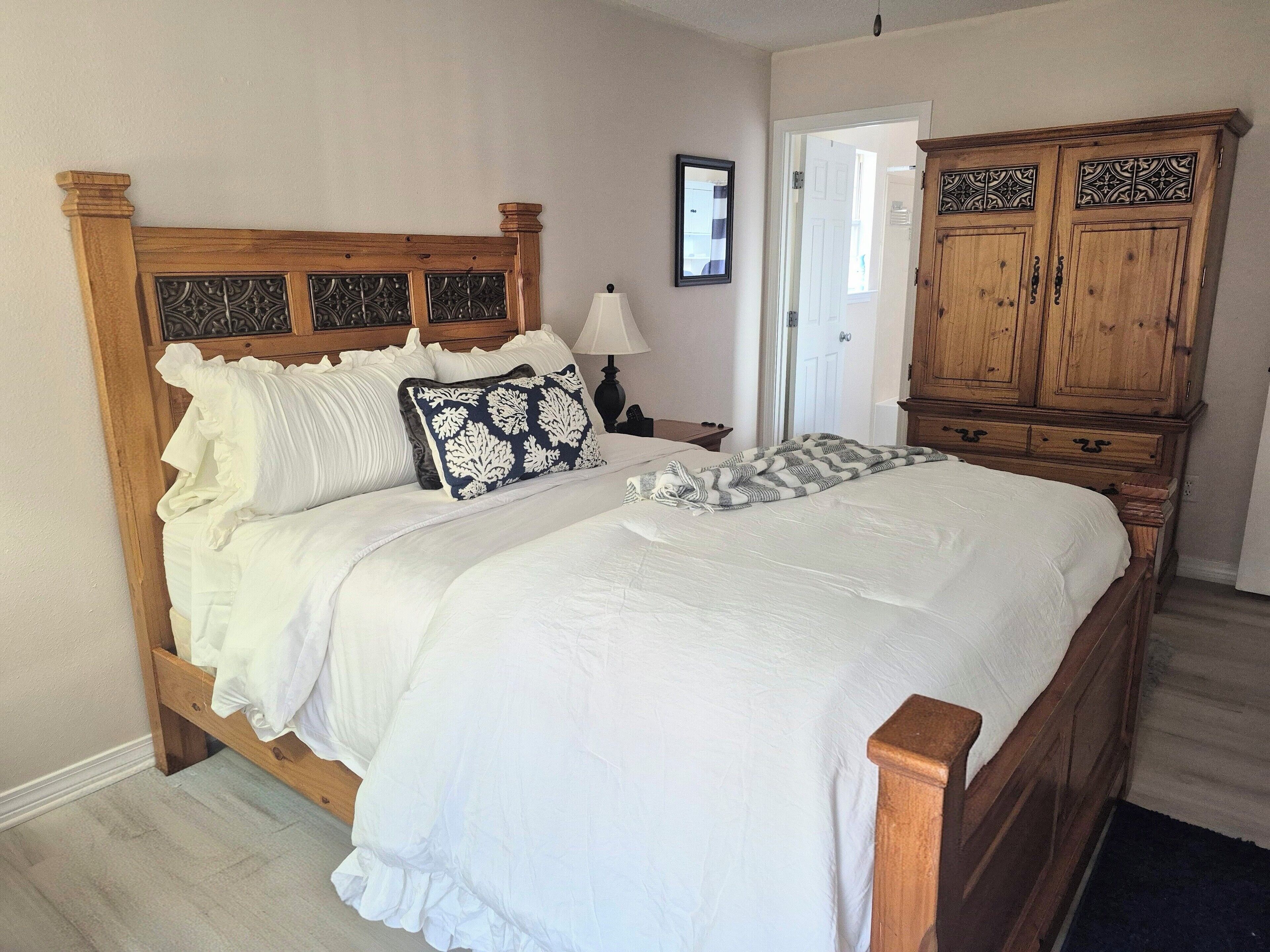 3 bedrooms, iron/ironing board, WiFi (free), bed sheets
