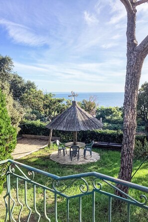 A gazebo with a windmill, surrounded by greenery and a view of the sea. - Boudi..ou by Interhome (Anthéor)