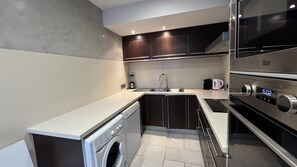 ميكروويف، فرن، غسالة أطباق، ماكينة لصنع القهوة/الشاي