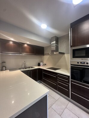 Mikrowelle, Ofen, Geschirrspüler, Wasserkocher mit Kaffee-/Teezubehör