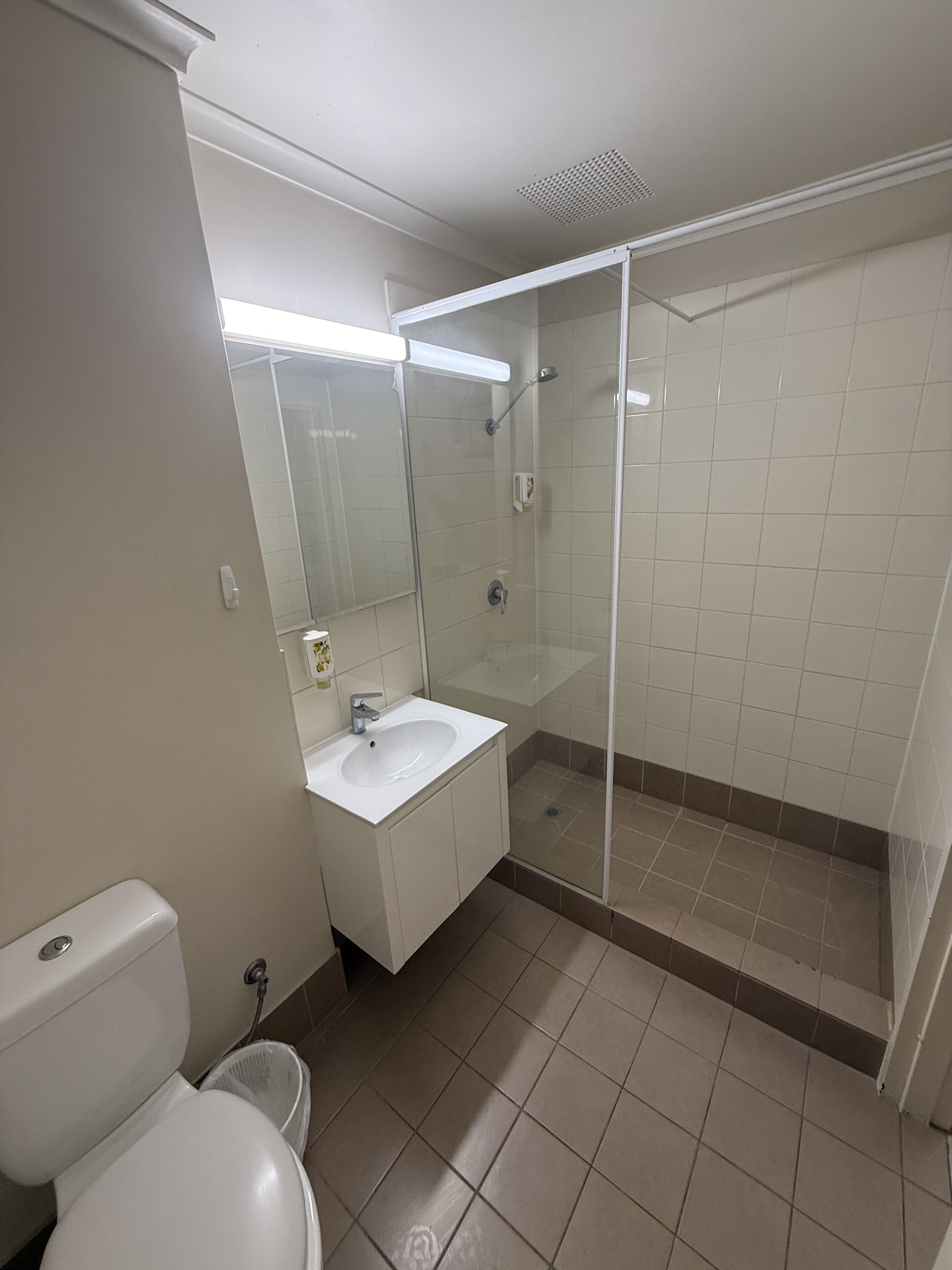 Suihku, ilmaiset hygieniatuotteet, pyyhkeet, saippua