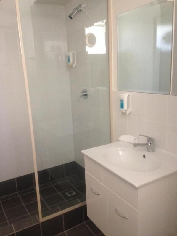 Dusche, kostenlose Toilettenartikel, Handtücher, Seife