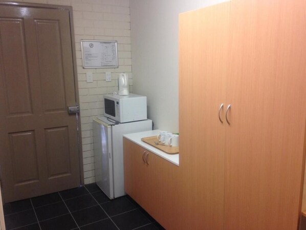 Mini-fridge, microwave - Budget Motel Midland (Midland)