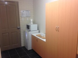 迷你冰箱、微波炉