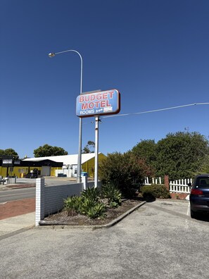 Front of property - Budget Motel Midland (Midland)