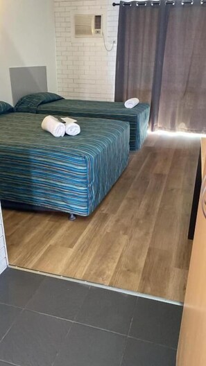 Desk, free WiFi - Budget Motel Midland (Midland)