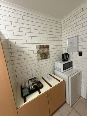 Mini-fridge, microwave - Budget Motel Midland (Midland)