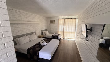 Triple Room, Balcony | Meja, seterika/papan seterika, Wi-fi percuma