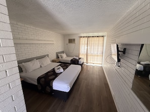 Habitación triple, balcón | Escritorio, tabla de planchar con plancha, wifi gratis