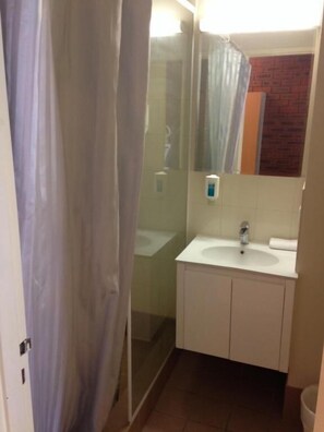 Habitación triple, balcón | Baño | Ducha, artículos de higiene personal gratuitos, toallas y jabón