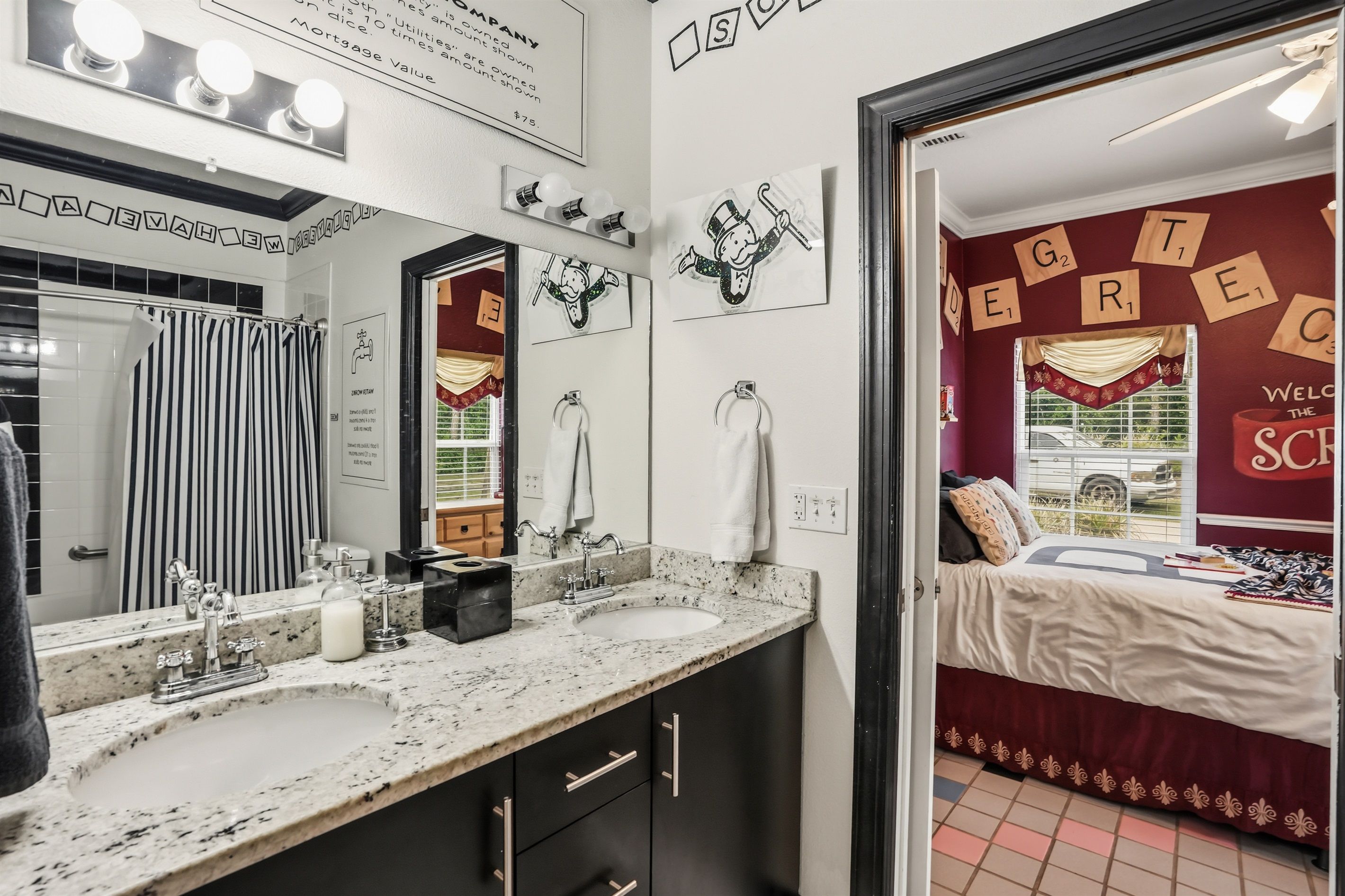 Une salle de bain avec un double lavabo, un miroir et un porte-serviettes.