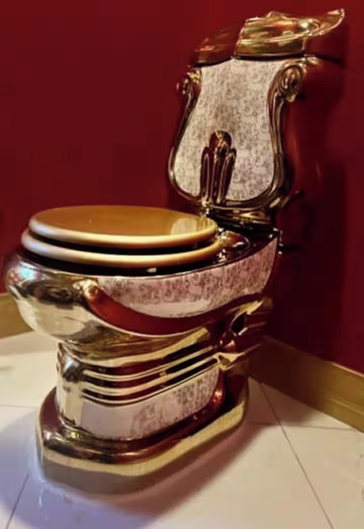 Un bagno con un design originale, caratterizzato da uno sgabello decorato e una struttura metallica.