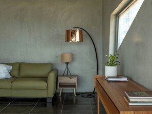 Smart TV, fireplace, books, stereo - Luxe coastal retreat with sauna, outdoor bath, breathtaking views & pet friendly (North Bruny)