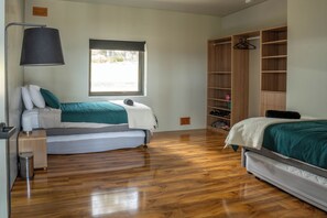 4 bedrooms, desk, iron/ironing board, free WiFi - Luxe coastal retreat with sauna, outdoor bath, breathtaking views & pet friendly (North Bruny)