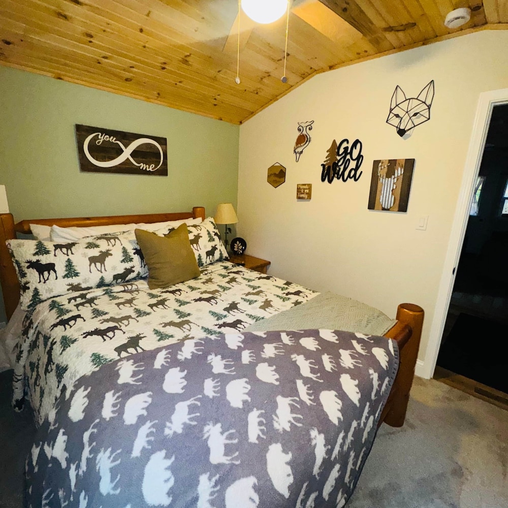 Curated visual reference: Visual Reference: Unit 3 Lodge Cabin No Pets Allowed Birch Run Township