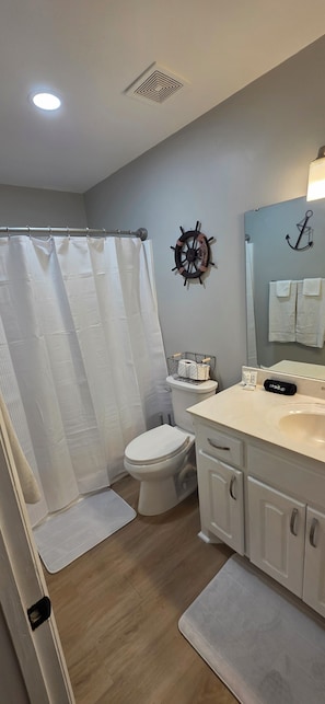 Shower, jetted bath, hair dryer, towels - Welcome to the Nexton Nest! (Summerville)