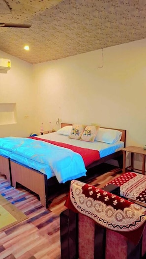 Camera Deluxe con letto matrimoniale o 2 letti singoli, vista piscina | Servizio della camera