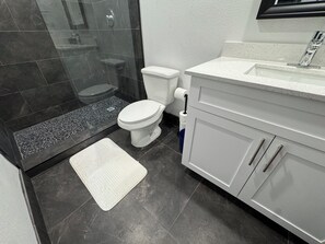 Handtücher, Seife, Toilettenpapier