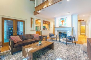 Smart TV, chimenea, mesa de ping pong, libros