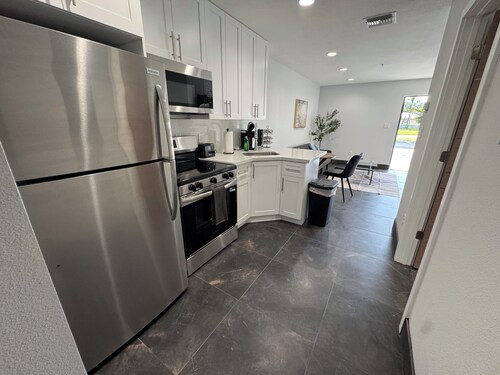 Clewiston Comfort #7 – Contemporary 1BR Gem