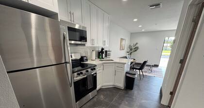 Clewiston Comfort #7 – Contemporary 1BR Gem