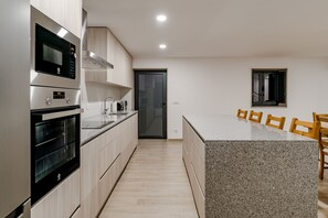 Kühlschrank, Mikrowelle, Ofen, Geschirrspüler