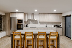 冷蔵庫、電子レンジ、オーブン、食器洗い機