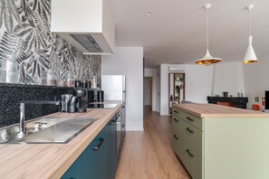 冰箱、微波炉、烤箱、炉灶