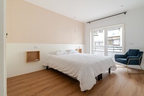 3 多间卧室、旅行婴儿床、床单