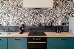 Kühlschrank, Mikrowelle, Ofen, Herdplatte