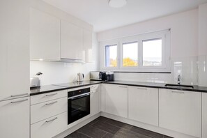 ثلاجة، ميكروويف، فرن، موقد طهي مسطح