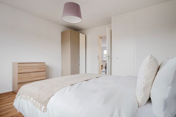 2 عدّة غرف نوم ومكواة/لوح كي وواي فاي وملاءات أسرّة