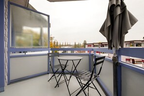 Outdoor dining - Blueground | Dietikon, balcony, nr Park (Zurich)