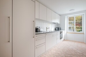 Kjøleskap, mikrobølgeovn, ovn og kokeplater