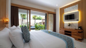 Una habitación de hotel moderna con una cama grande, un televisor montado en un panel de madera y vistas al jardín exterior.