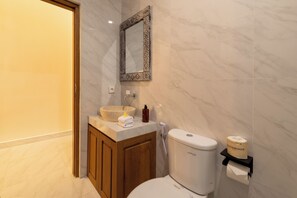 Uluwatu Breeze | Bathroom | Shower, towels, soap, shampoo