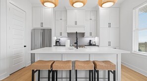 Kjøleskap, mikrobølgeovn, ovn og kokeplater