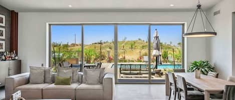 Smart TV, chimenea y oficina