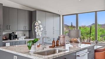 Kühlschrank, Mikrowelle, Ofen, Herdplatte