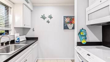 Réfrigérateur, four à micro-ondes, un four, surface de cuisson